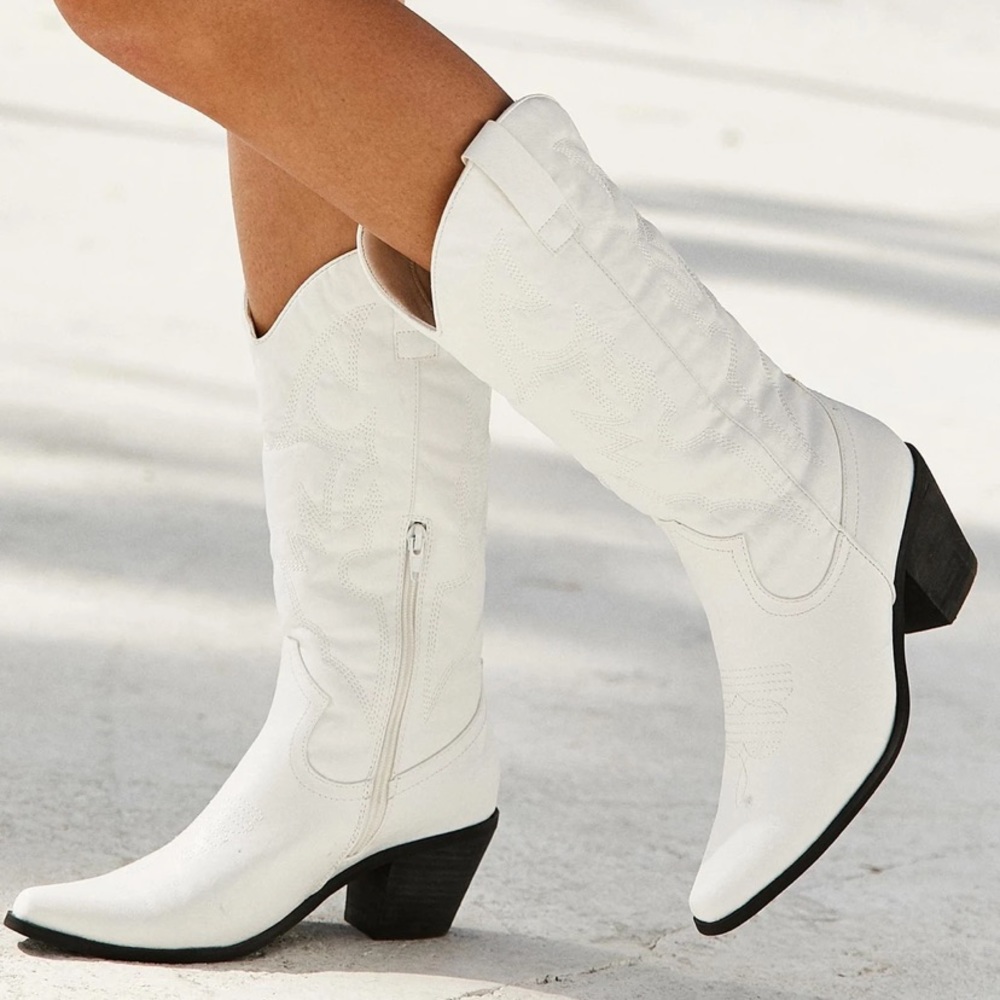 ISO!!!!! In search of THERAPY WHITE CLAYTON BOOTS